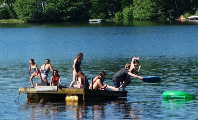 Nens d'un indret rural de Connecticut nedant molt a prop dels seus pares, sense mostrar gens ni mica de preocupació per la distància de seguretat. Rauxa irresponsable o seny retrobat?