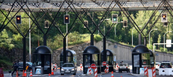 Pla de detall de pocs vehicles entrant i sortint del pas fronterer que separa Andorra i Catalunya.