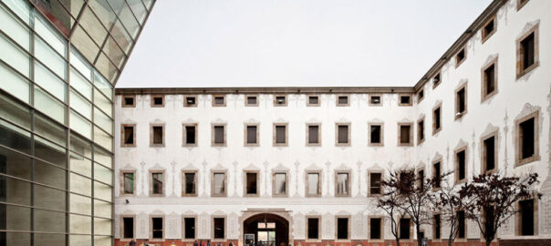 Façana de l'equipament del CCCB al barri del Raval de Barcelona