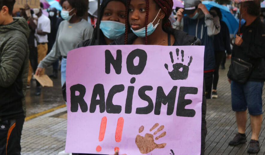 Una jove amb una pancarta contra el racisme a l'última manifestació de Salt.