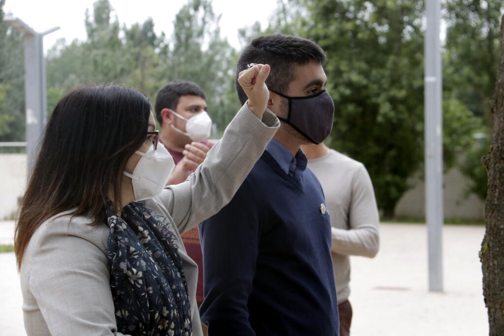 L'activista Jordi Alemany amb la seva mare abans del judici a l'Audiència de Girona