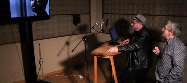 Imatge d'arxiu de l'actor Roger Pera doblant la sèrie 'Hudson i Rex' per a TV3 dirigit pel seu pare, Joan Pera, als estudis de doblatge de Sonygraf a Barcelona