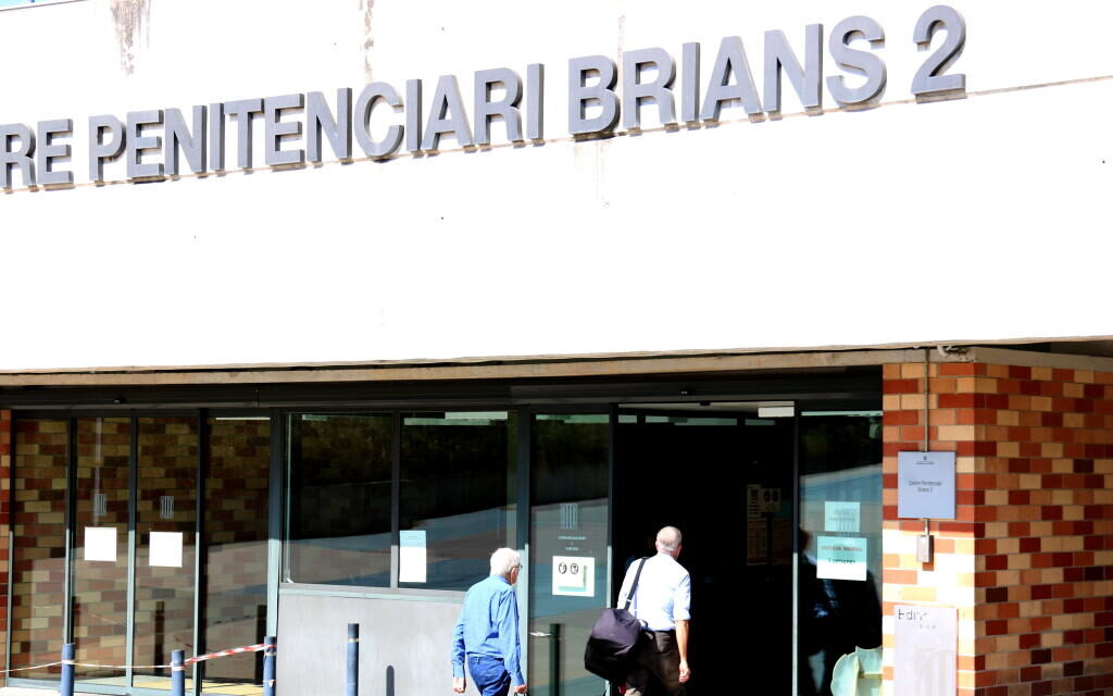 L'extresorer de CDC Daniel Osàcar entrant a la presó de Brians 2 amb el seu advocat, en aquell moment, Xavier Melero, el 25-6-20