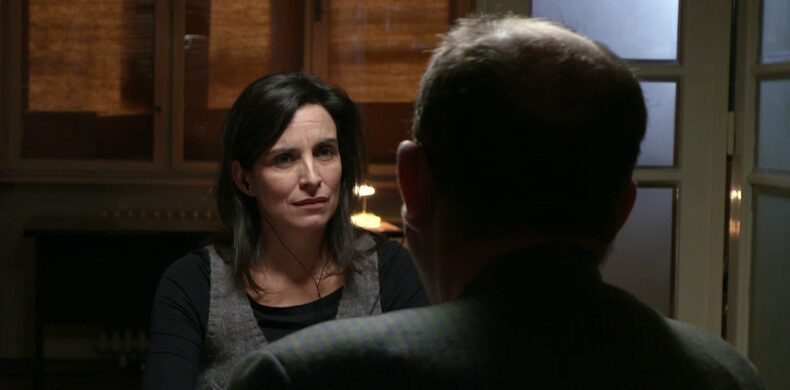 Fotograma del vídeo on es veu Sallarès i l'agent que l'interroga (fotografia: cedida per l'autora).