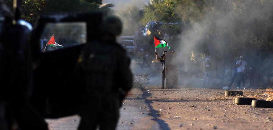 Manifestants palestins s'enfronten a les tropes israelianes a Jericó, la principal ciutat de la vall del Jordà (fotografia: Alaa Badarneh).
