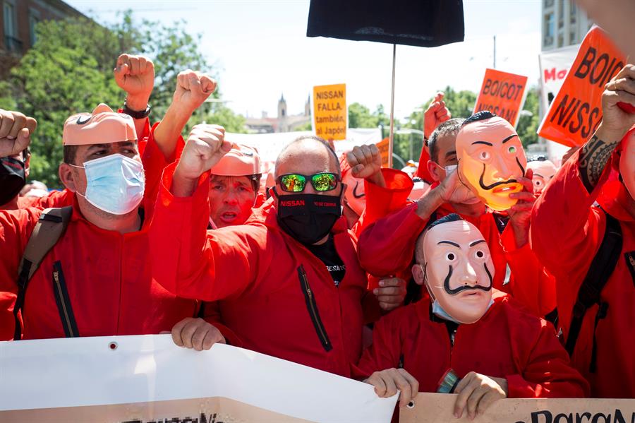 Alguns manifestants s'han vestit com els protagonistes de la sèrie 'La casa de papel'. Fotografia: EFE/Luca Piergiovanni