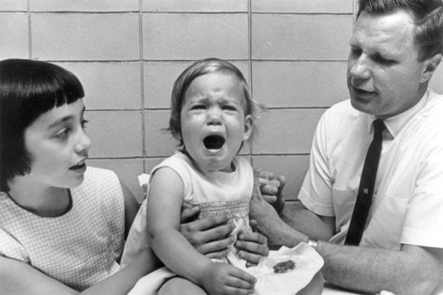 En 1966 el metge Robert Weibel vacuna contra les galteres Kirsten, la filla de Maurice Hilleman, que és consolada per la seua germana Jeryl Lynn. Hilleman havia creat la vacuna a partir del virus que havia recollit de la seua filla gran. / Cortesia de Lorraine Hilleman / historyofvaccines.org