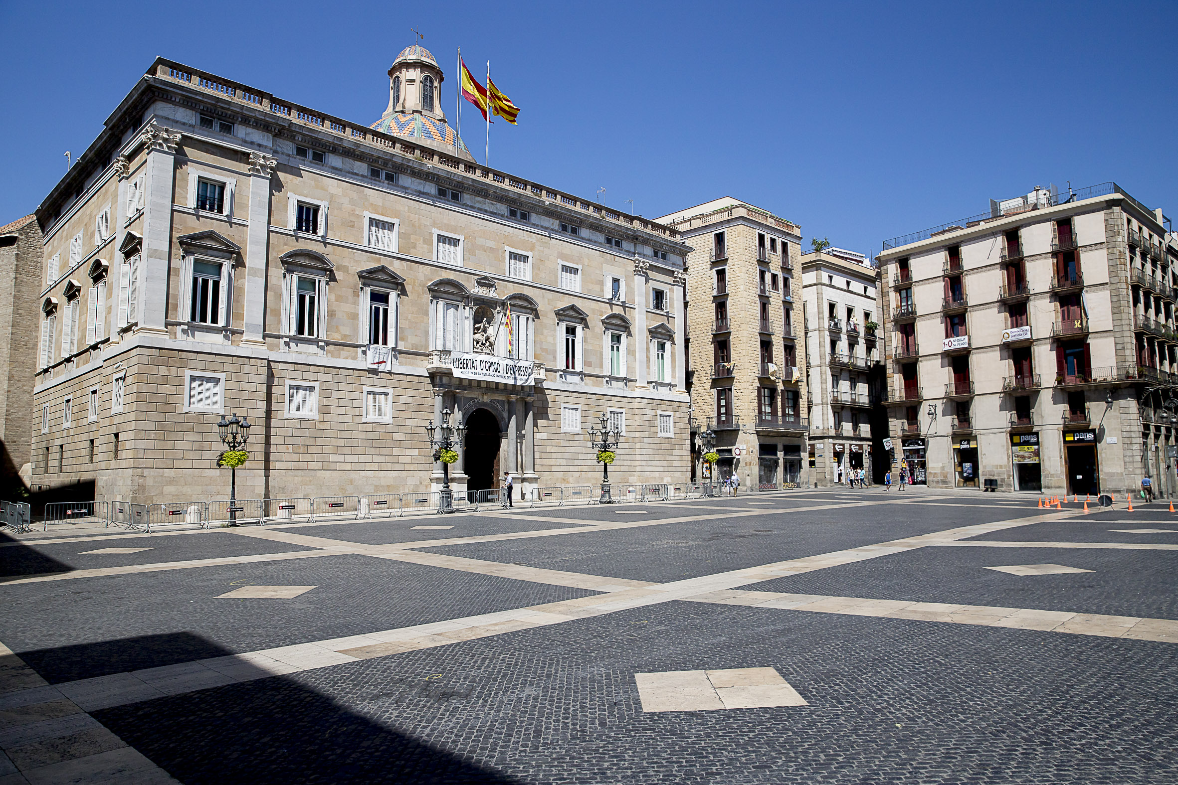 Vista del Palau de la Generalitat de Catalunya l'agost del 2020, amb la bandera espanyola al capdamunt (fotografia: Albert Salamé).