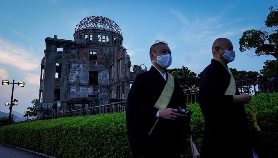 Dos monjos budistes ahir davant la cúpula atòmica, el punt on va fer explosió la bomba. Foto: Dai Kurokawa