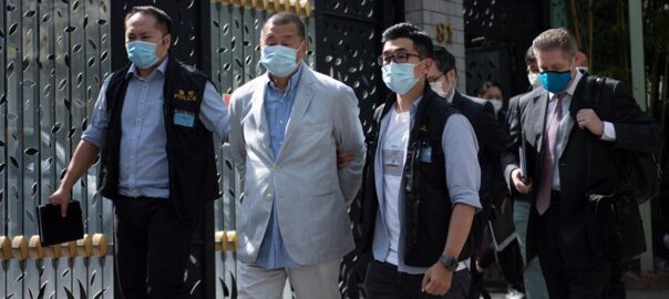 La policia d'Hong-Kong deté Jimmy Lai, el fundador del grup Next Media, que publica el diari pro-democràcia Apple Daily.