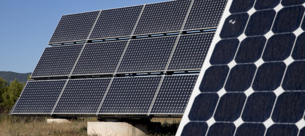 Els contaminants eterns són fonamentals per a les tecnologies verdes. Per exemple, s’empren per fabricar les làmines negres de les plaques solars (fotografia: Albert Salamé).