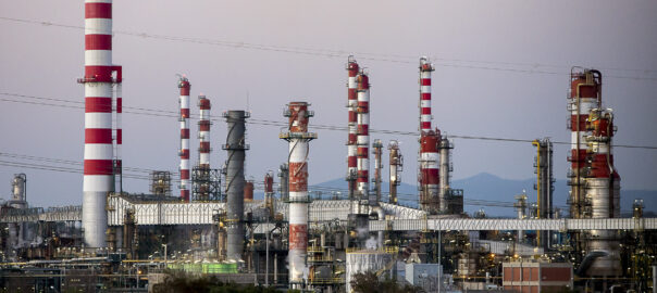El polígon de Constantí, un del complex petroquímic del Camp de Tarragona (fotografia: Albert Salamé).
