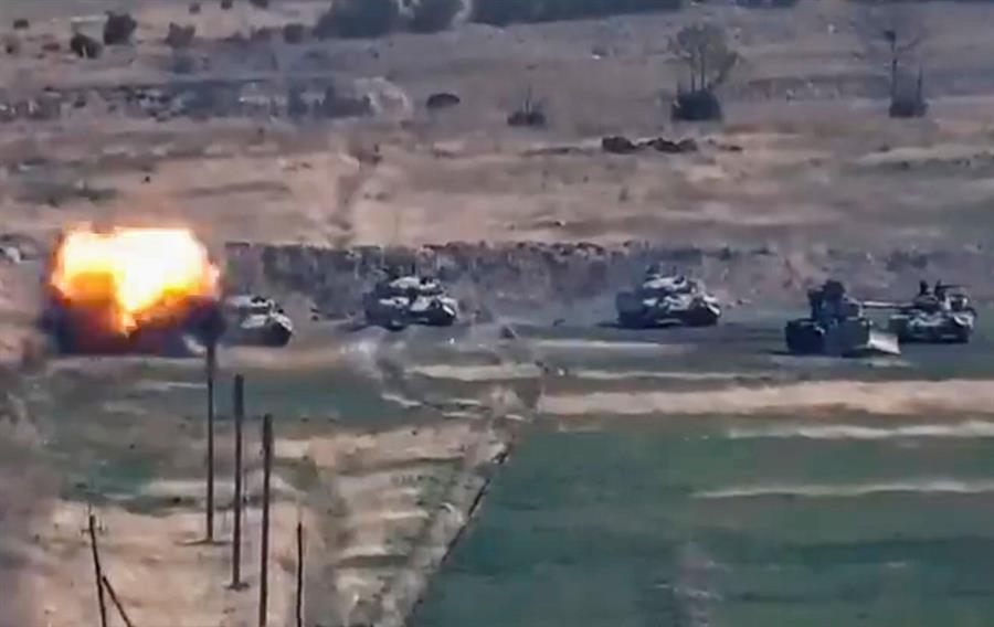 Imatge extreta d'un vídeo dels combats, on es veu l'explosió d'un tanc àzeri / EPA