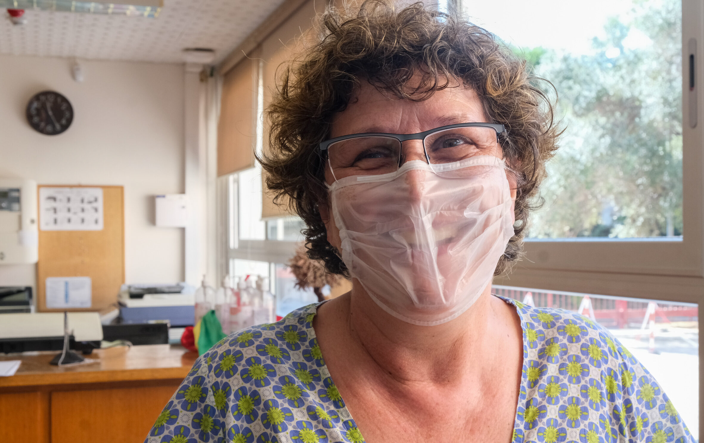 Ester Molins, directora i professora de l'escola Tres Pins, amb màscara transparent. (Fotografia: Adiva Koenigsberg.)