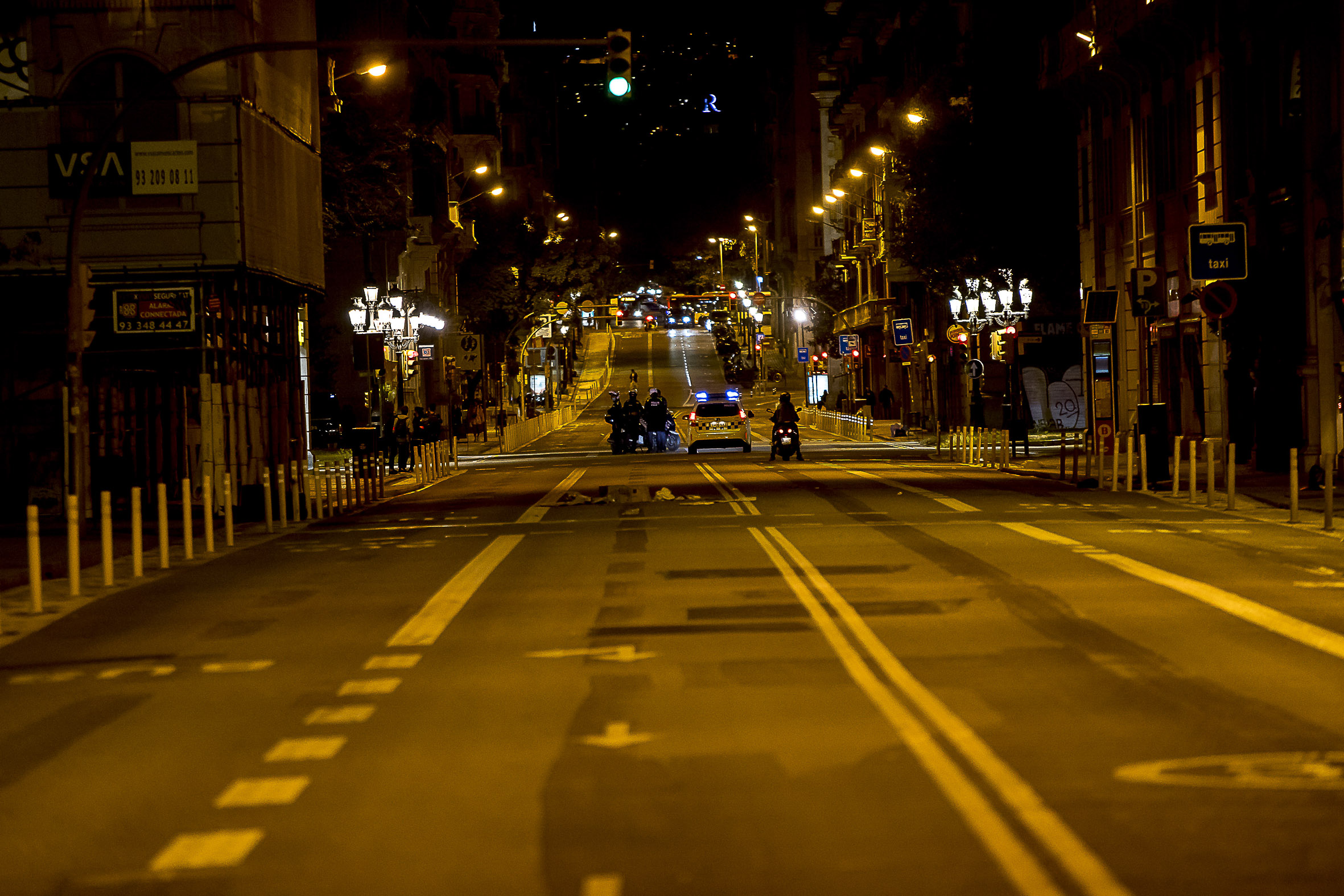 Els carrers de Barcelona, durant el confinament nocturn.