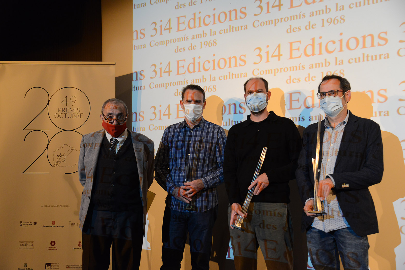 Tres dels guanyadors dels Octubre amb l'editor Eliseu Climent (Fotografies: Prats i Camps)