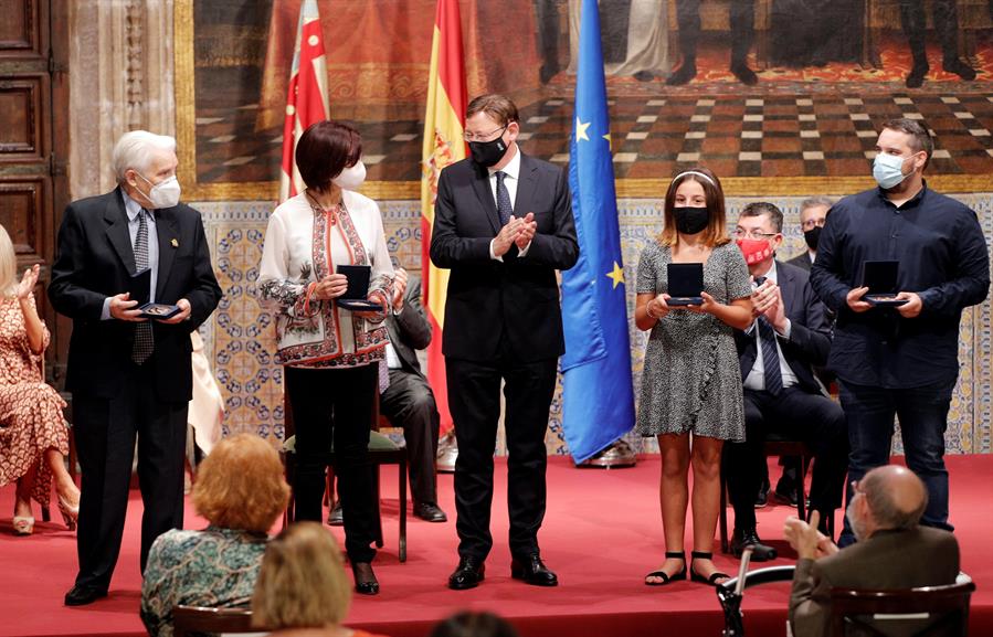 El president Ximo Puig amb els representants de la ciutadania valenciana que han rebut l'Alta Distinció de la Generalitat