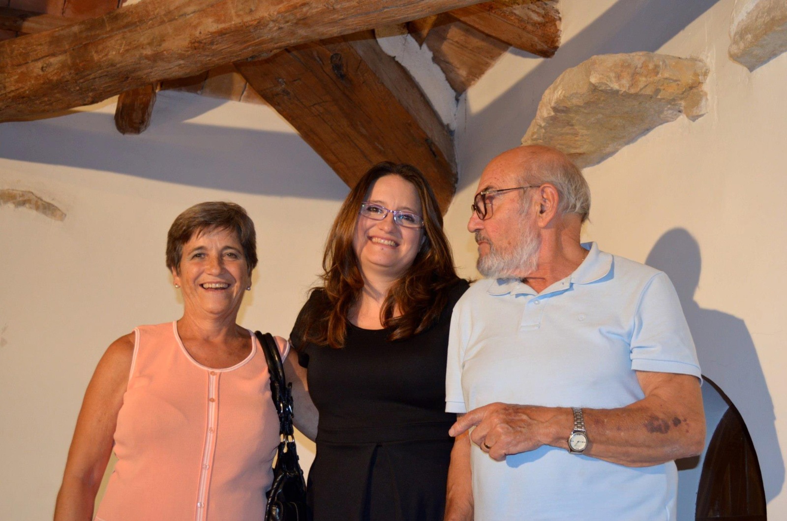 Mónica Oltra amb els seus pares (Imatge extreta del llibre)