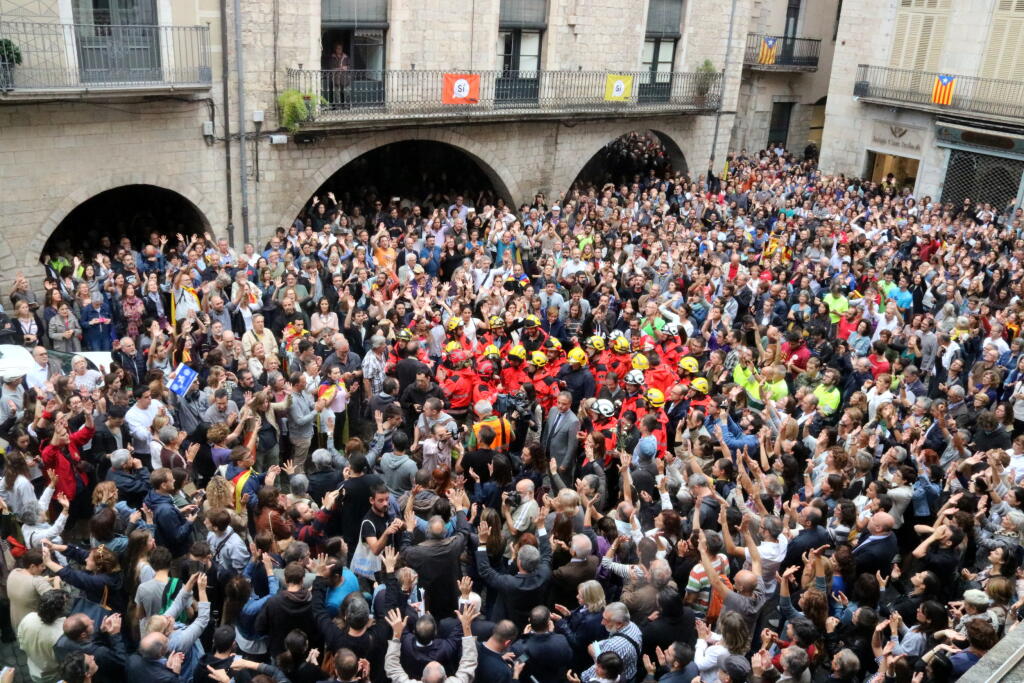 Els bombers de Girona pendents de judici per participar en les protestes l’endemà de l’1-O demanen l’amnistia