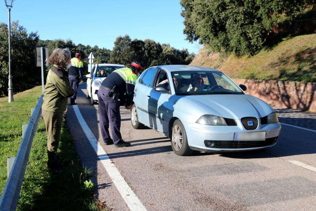 Un control dels Mossos d'Esquadra i els Agents rurals al Brull per evitar l'entrada de vehicles privats al Parc Natural del Montseny