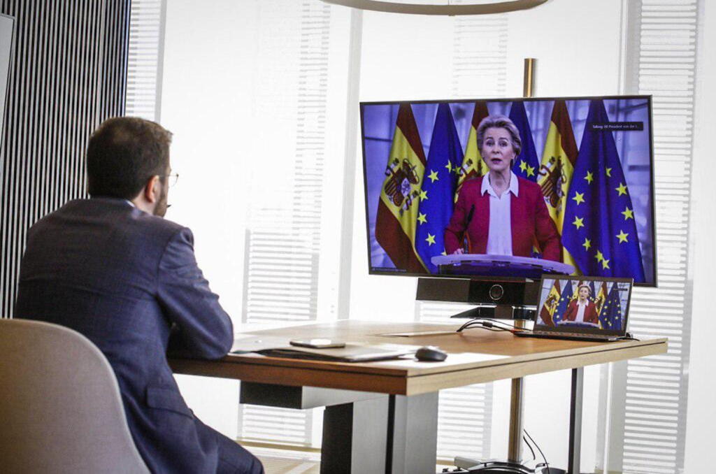 El vice-president de la Generalitat, Pere Aragonès, escoltant la presidenta de la Comissió Europea, Ursula von der Leyen, per videoconferència