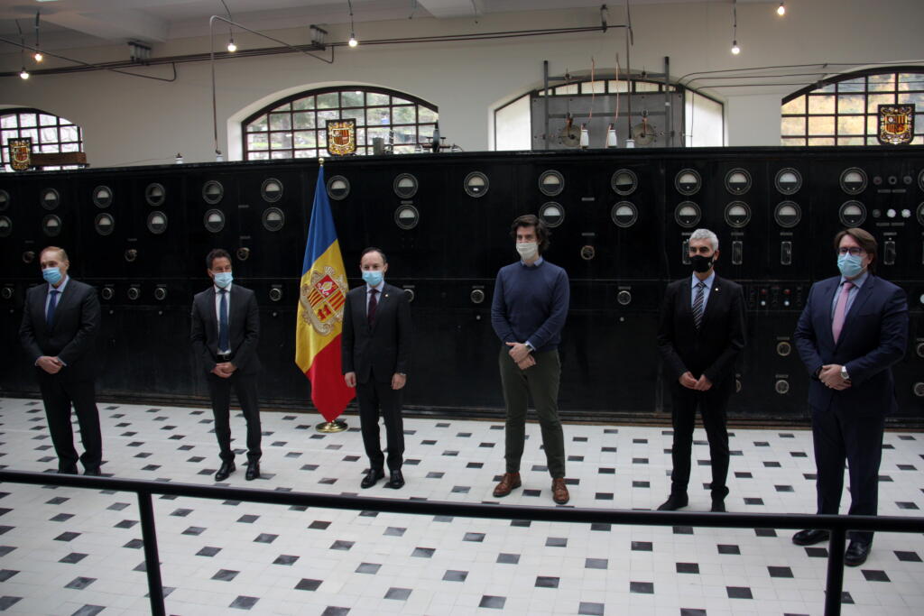 El cap de govern d'Andorra, Xavier Espot, (al costat de la bandera del país) i dels representants dels grups parlamentaris que han signat un pacte sobre la negociació de l'acord d'associació amb la UE