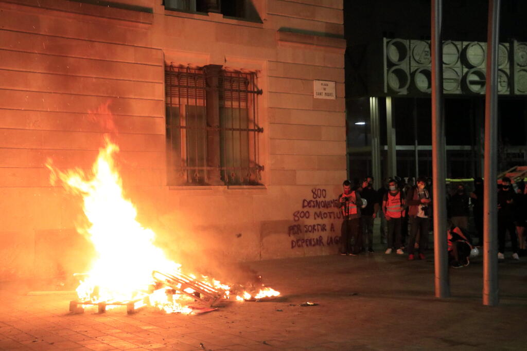 Foguera després de la manifestació contra els desnonaments a Barcelona, dissabte passat