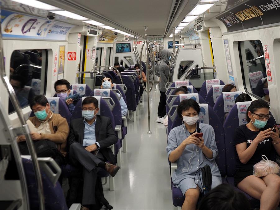 Un tren a Taipei amb tothom amb la mascareta posada. Si algú no la porta el multen immediatament.