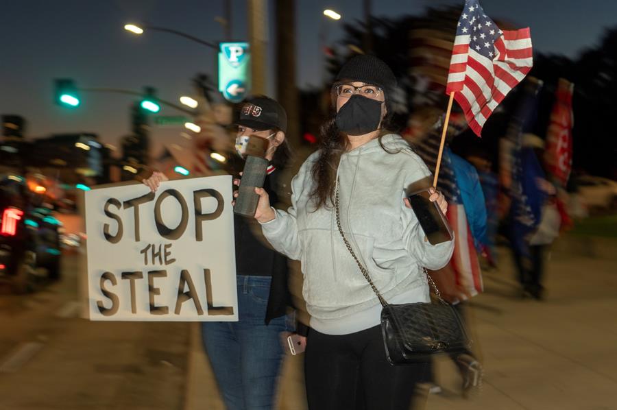 Partidaris de Donald Trump protestaven aquest diumenge en una concentració a Los Angeles.