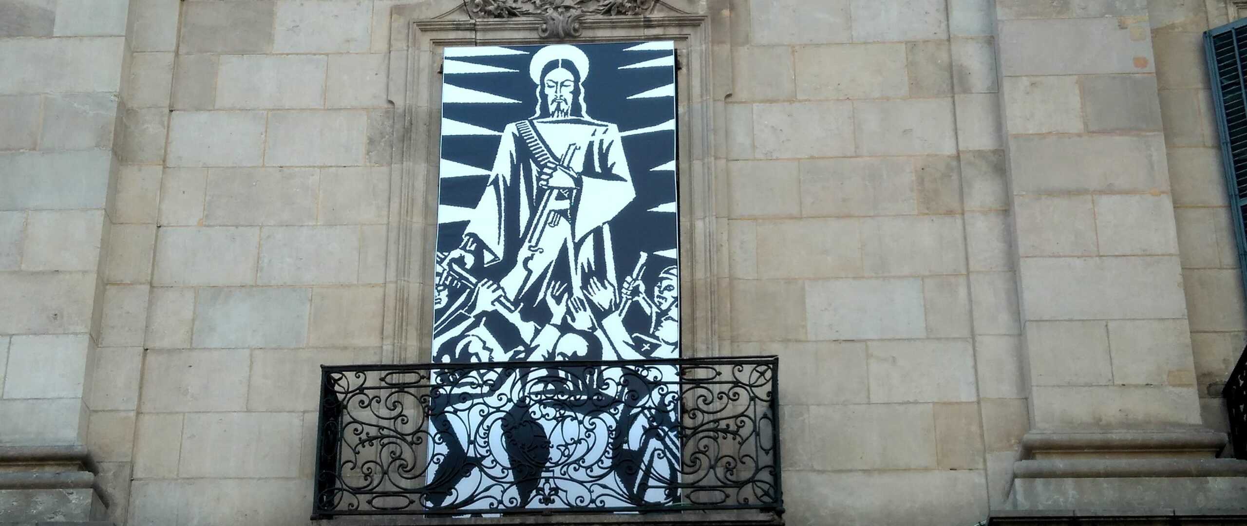 El 'Crist repartint armes als reaccionaris' d'Helios Gómez, crida de l'expo de l'artista a la façana de la Virreina de Barcelona (fotografia: M.I.).