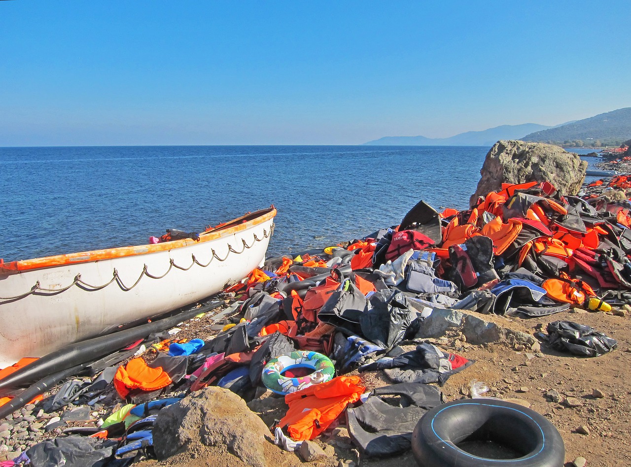 Pneumàtics, flotadors i armilles salvavides abandonats per migrants en una platja (©Jim Black/Pixabay)