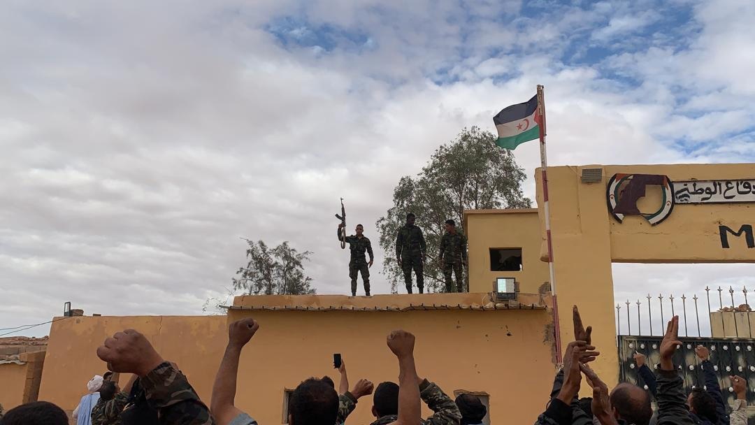 Simpatitzants del Front Polisario responen a una arenga en un dels camps de refugiats sahrauís a Rabuni. Fotografia: EFE/Javier Martín Rodríguez