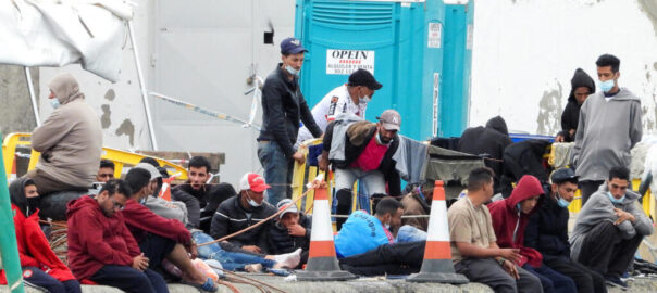 Imatge d'arxiu de més de dos mil immigrants i refugiats descansen al port d’Arguineguin, a l’illa de Gran Canària.