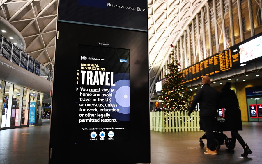 Un anunci oficial a l'estació de Kings Cross a Londres recomana de no viatjar i restar a casa.