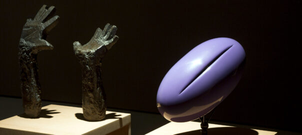 Les mans alçades en ferro de Juli González (1939) en diàleg amb l'esfera helicoïdal esquinçada de Lucio Fontana (1967) (fotografia: Marta Mérida).