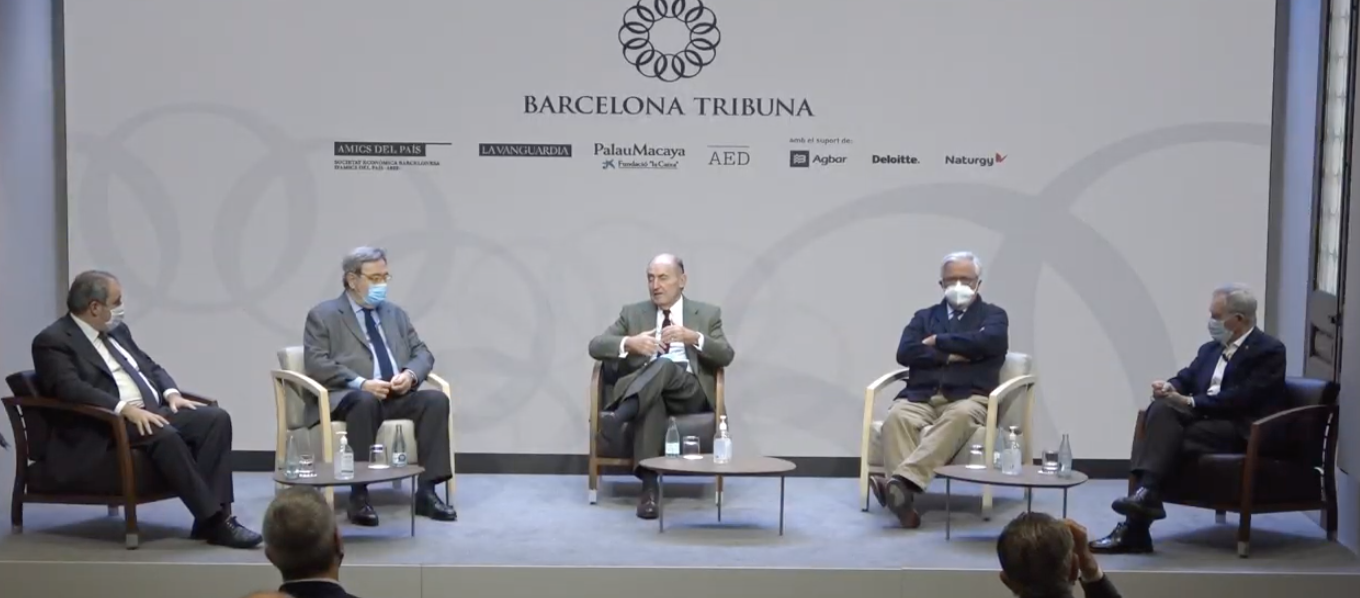 D'esquerra a dreta: Jordi Hereu, Narcís Serra, Miquel Roca, Joan Clos i Xavier Trias en el debat d'Amics del País (Foto: Youtube)