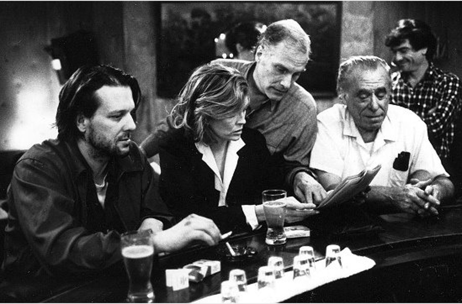 Mickey Rourke, Faye Dunaway, Barbet Schroeder i Charles Bukowski al rodatge de ‘Barfly’.