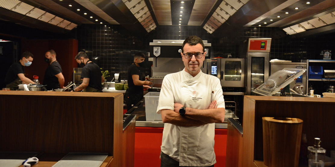 Ricard Camarena a la cuina del seu restaurant (fotografies: Prats i Camps).