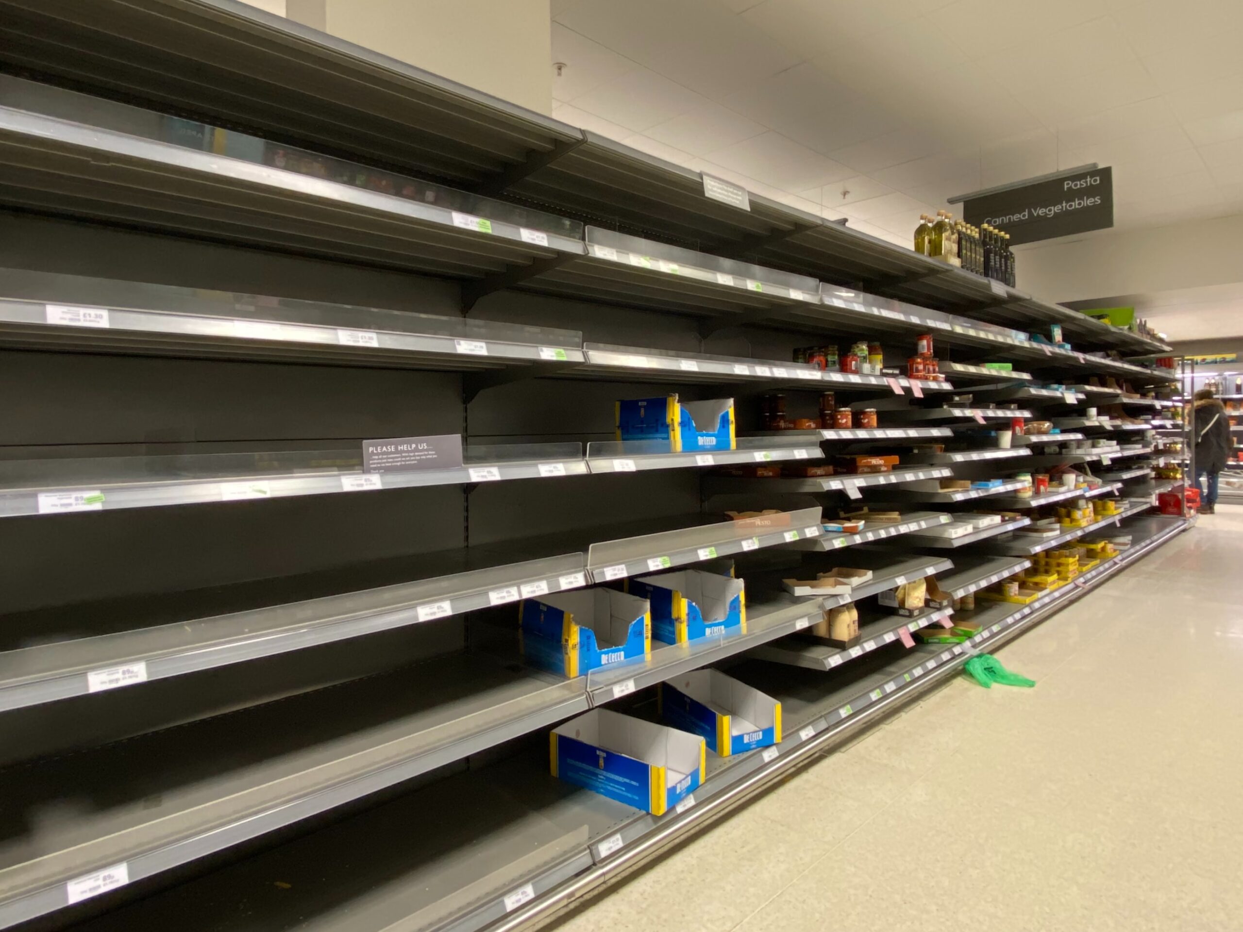 Lleixes buides d'un supermercat (Foto: John Cameron/Unsplash)