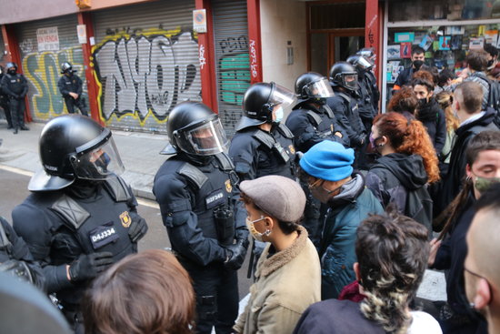 Un cordó policial impedeix que un grup d'activistes accedeixin al bloc
