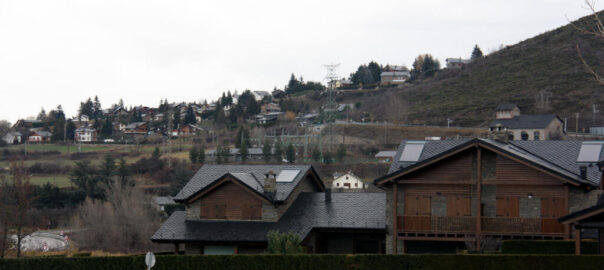 Pla obert on es veuen diverses cases d'Alp (Cerdanya) amb els porticons tancats