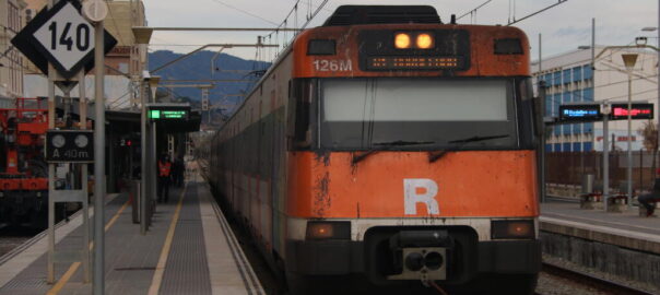 Pla obert del primer tren de l'R1 en direcció a l'Hospitalet de Llobregat.