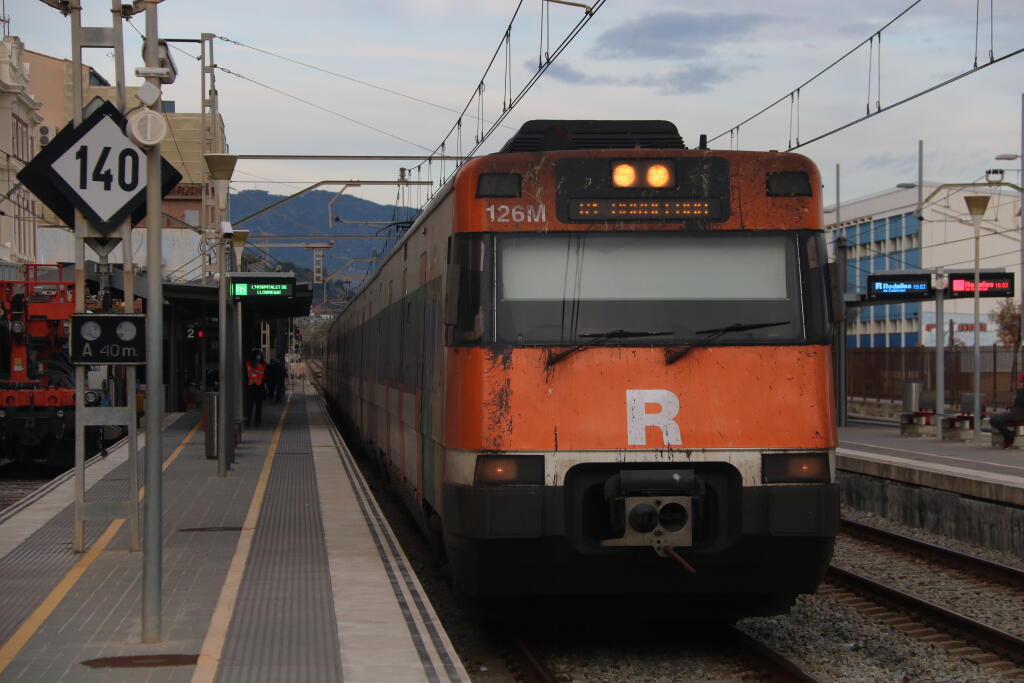 Pla obert del primer tren de l'R1 en direcció a l'Hospitalet de Llobregat.