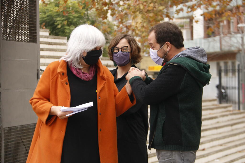 Dolors Sabater i Eulàlia Reguant, números 1 i 3 per Barcelona, amb l'ex-diputat David Fernàndez. Fotografia: ACN