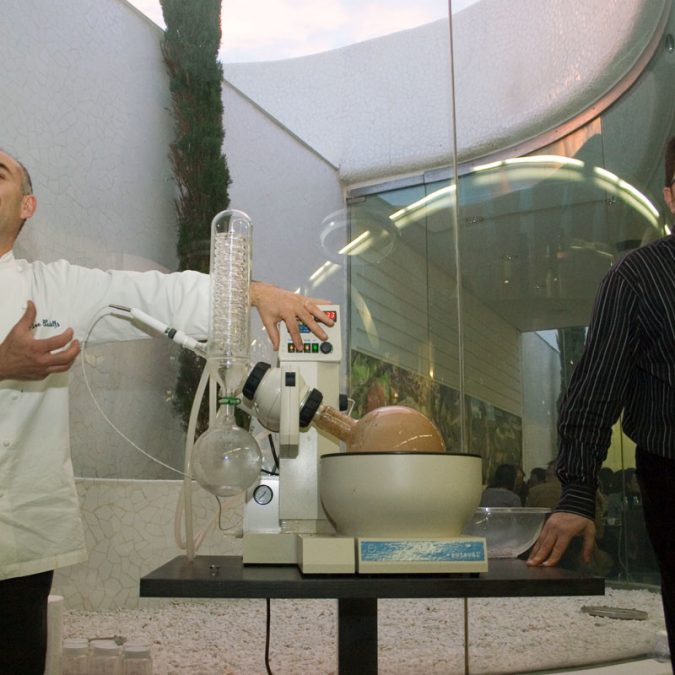 Fernando Sapiña (dreta) i el químic Pere Castells en el Taller de la xocolata de 2007. Foto: Ana Ponce