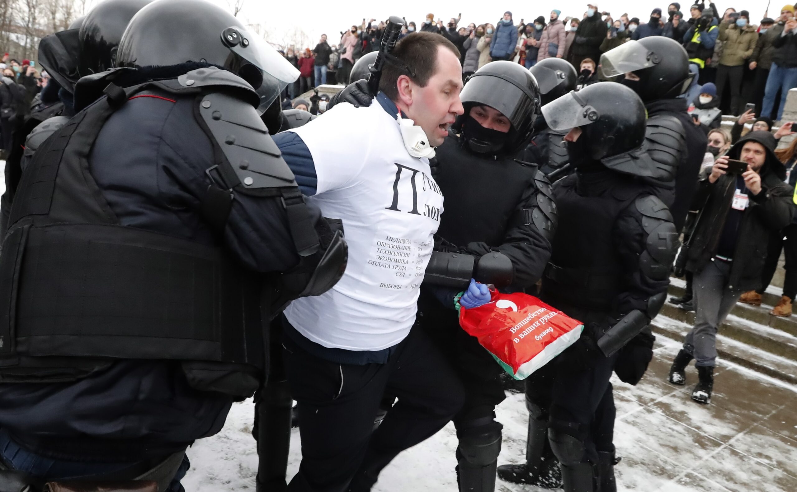 La policia deté un manifestant a Sant Petersburg. Fotografia: EFE/EPA/ANATOLY MALTSEV