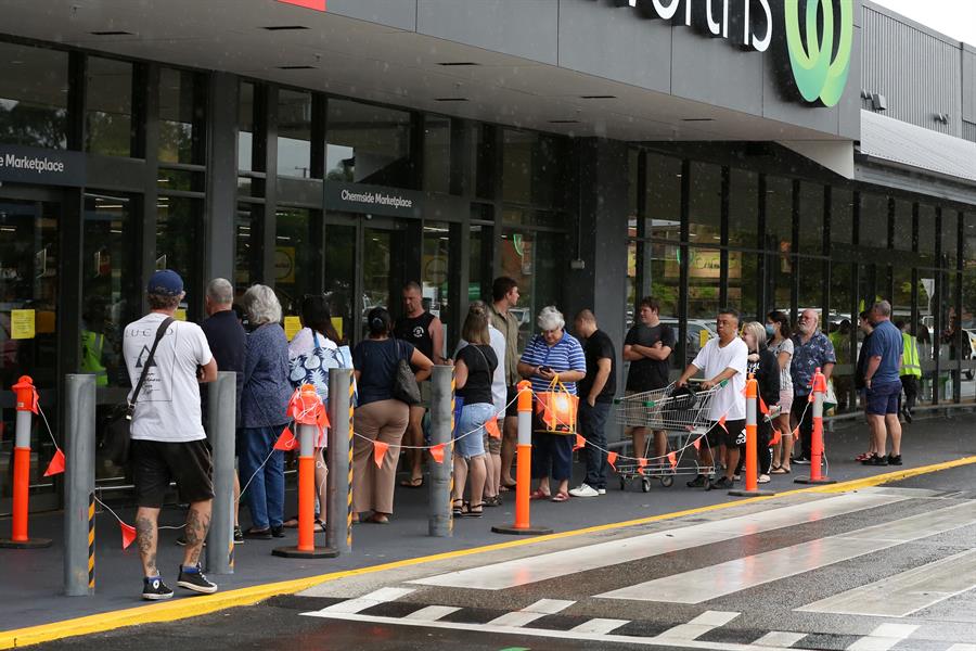 Persones fent cua per comprar al Chermside Marketplace de Brisbane, després de l'anunci del confinament. (Foto: EPA/DANNY CASEY)