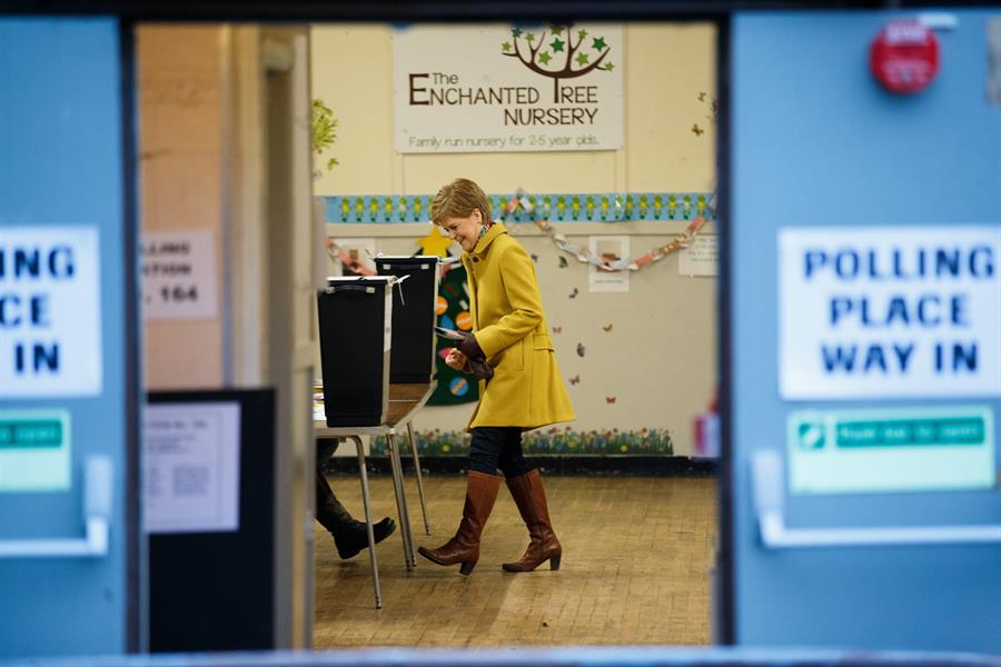 La primera ministra escocesa, Nicola Sturgeon, votant a les darreres eleccions.