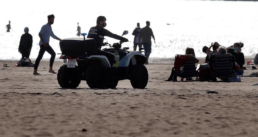 La policia local patrulla amb quads a la platja de la Malvarrosa de València. (EFE)