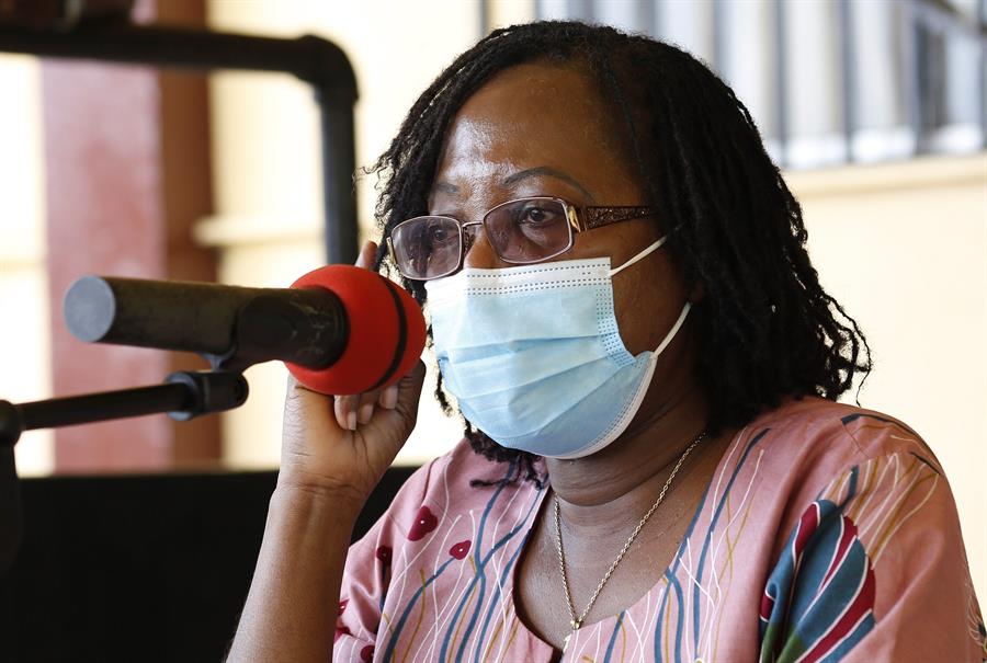 La ministra de Salut de Libèria, doctora Wilhelmina Jallah, anuncia mesures per a controlar la pandèmia (fotografia: Ahmed Jallanzo).